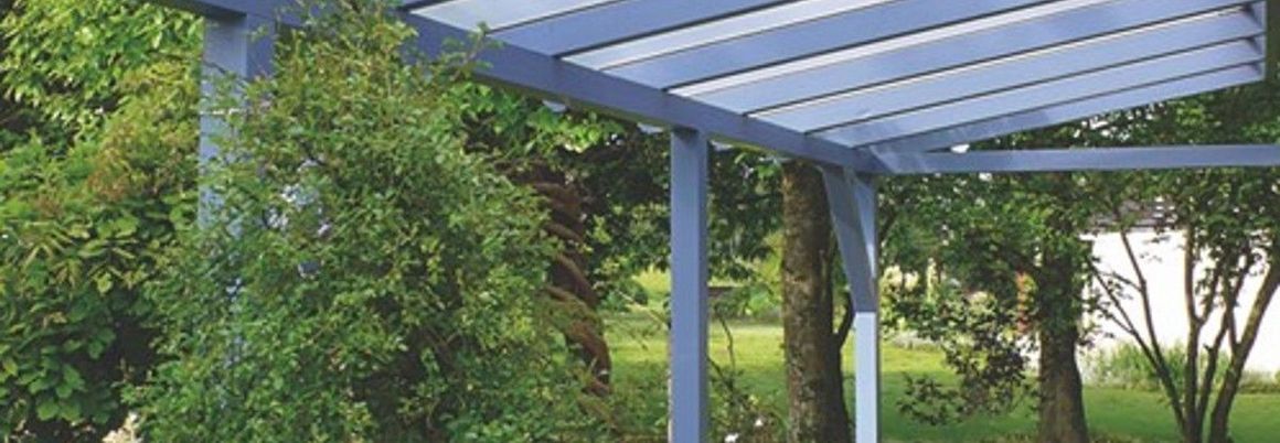 Überdachte Terrasse mit Holzboden